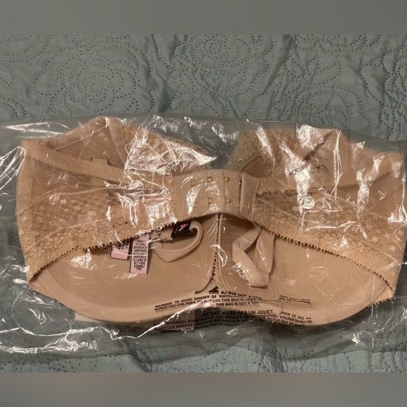 INCREDIBLE BY VICTORIA’S SECRET
Lightly-Lined Lace Plunge Bra - Picture 4 of 5